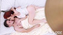 Две девушки и мужик занимаются порно втроем на полосатом диване